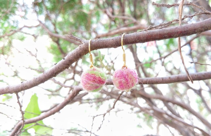 草莓的季节 手作羊毛毡垂坠耳环  可改耳夹 - 耳环/耳夹 - 羊毛 粉红色