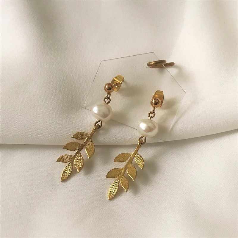 黄铜耳环-气质桂冠叶x珍珠 (可改耳夹) - 耳环/耳夹 - 石头 白色
