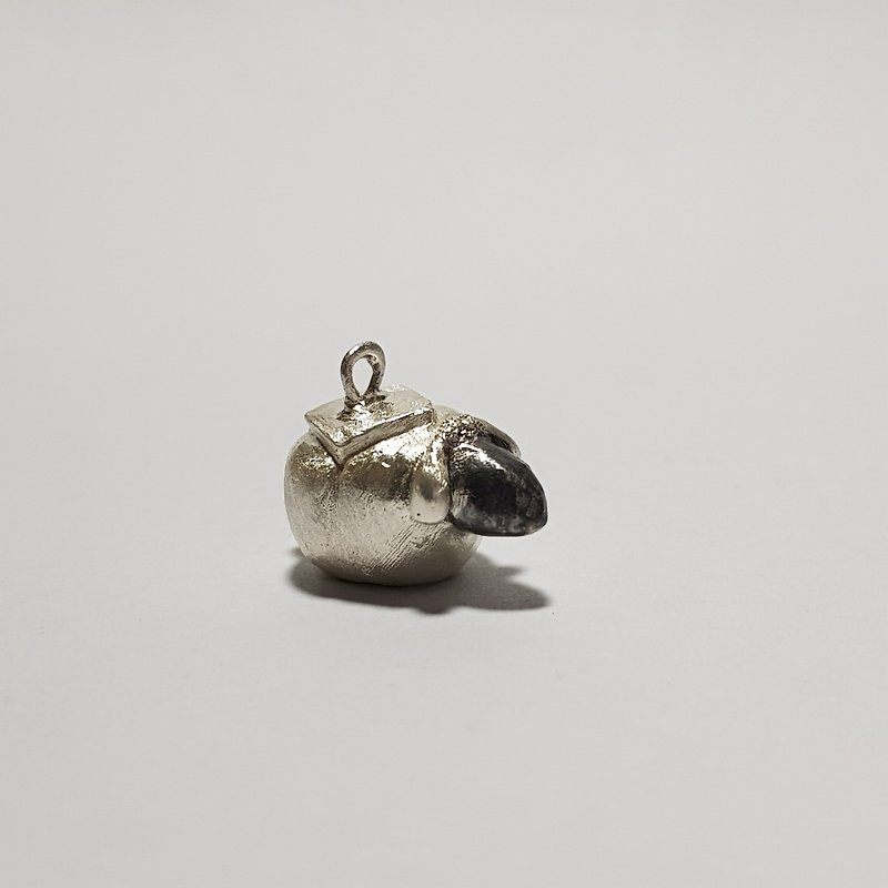 它是  柿子绵羊  #H109046 - 吊饰 - 纯银 银色