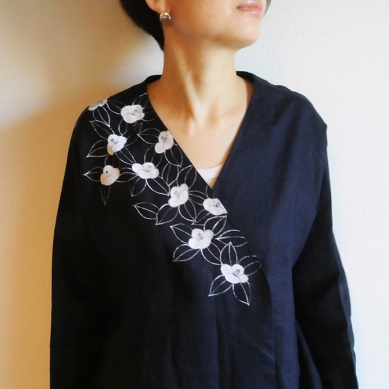 リネン羽織り・紺・白椿 - 女装休闲/机能外套 - 棉．麻 蓝色