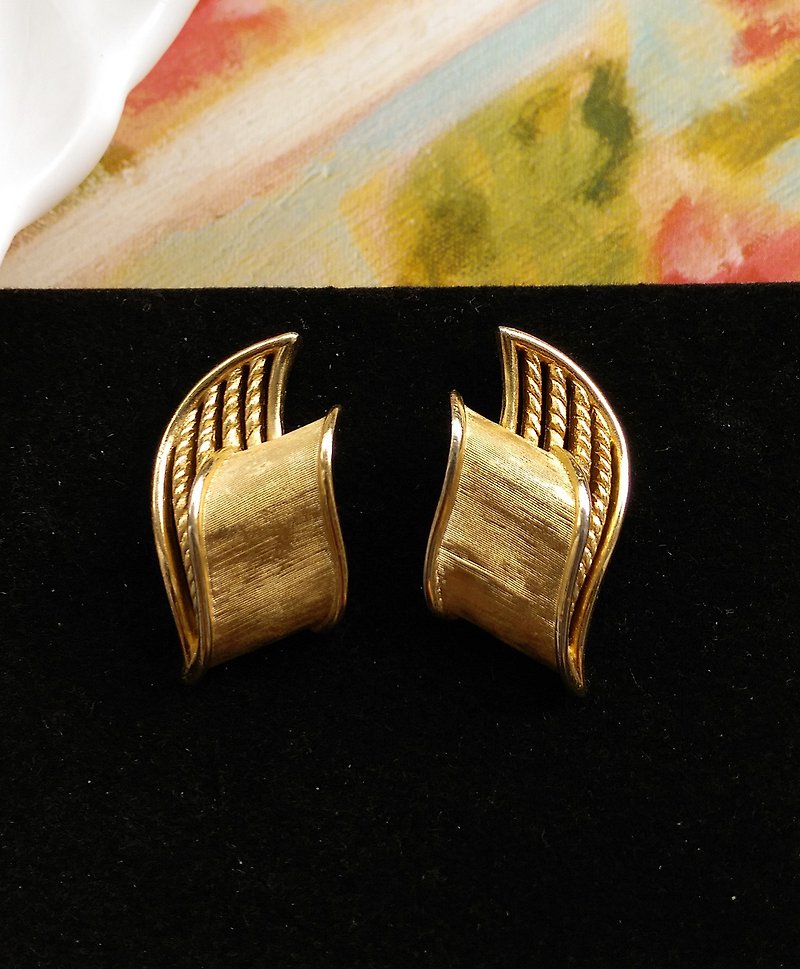 【西洋古董饰品/年代老件】 1970's TRIFARI几何金属刷纹夹式耳环 - 耳环/耳夹 - 其他金属 金色