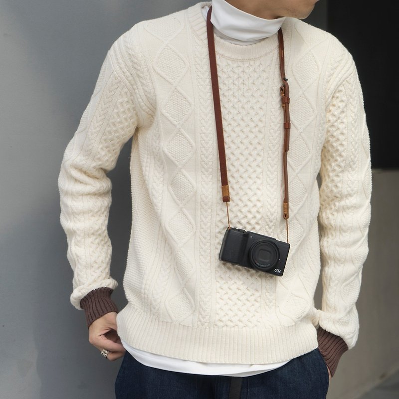 冬季暖日 杂志款 保暖针织麻花毛衣米白 撞色设计 knit sweater - 男装针织衫/毛衣 - 棉．麻 白色