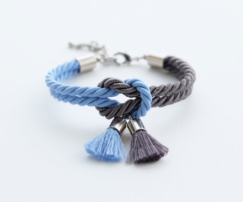 Matte cornflower blue & Charcoal knot bracelet with tassels - 手链/手环 - 聚酯纤维 蓝色