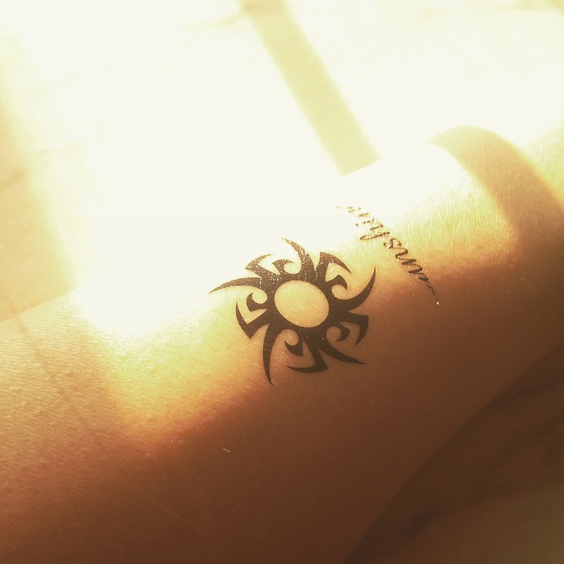 TOOD 纹身贴纸 | 手臂位置图腾太阳刺青图案纹身贴纸 (4枚) - 纹身贴 - 纸 黑色