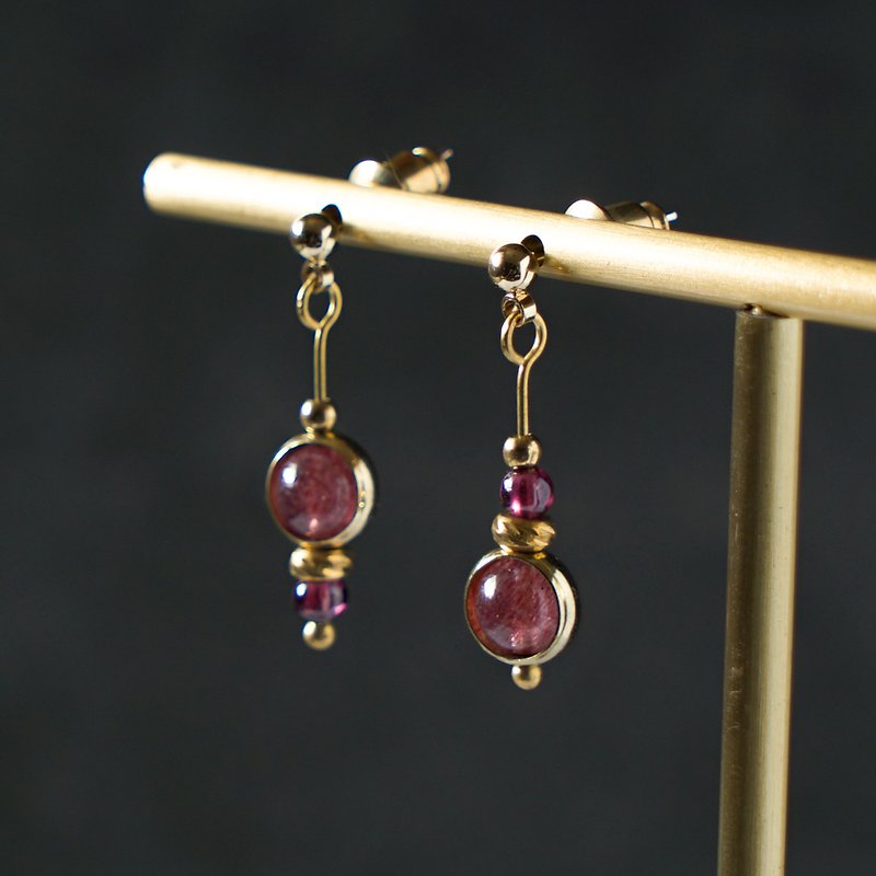 草莓晶红石榴石经典不对称短耳环 - 可制作夹式 - 耳环/耳夹 - 铜/黄铜 黑色