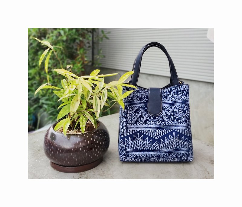 Miniature, Tribal Bag, Hmong Handbags, Water-splashed Bags, Indigo Purses - 手提包/手提袋 - 棉．麻 蓝色