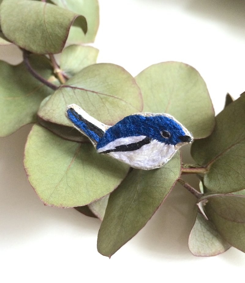  鹊鸲 野鸟刺绣胸针 - 胸针 - 绣线 蓝色