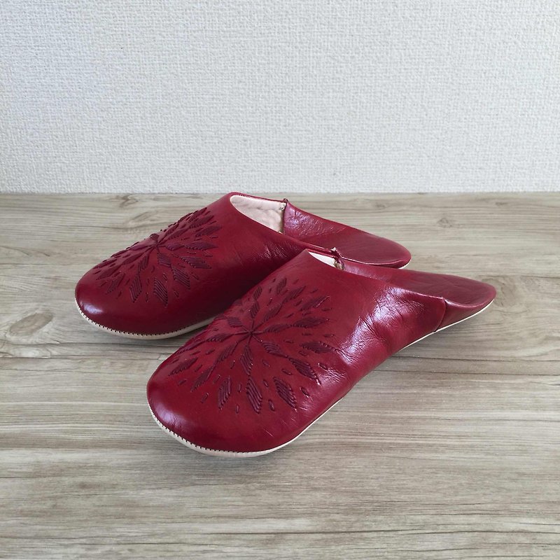 新作　手縫い刺繍の上品バブーシュ (slippers)　ブロードリー　モロッコレッド - 室内拖鞋 - 真皮 红色