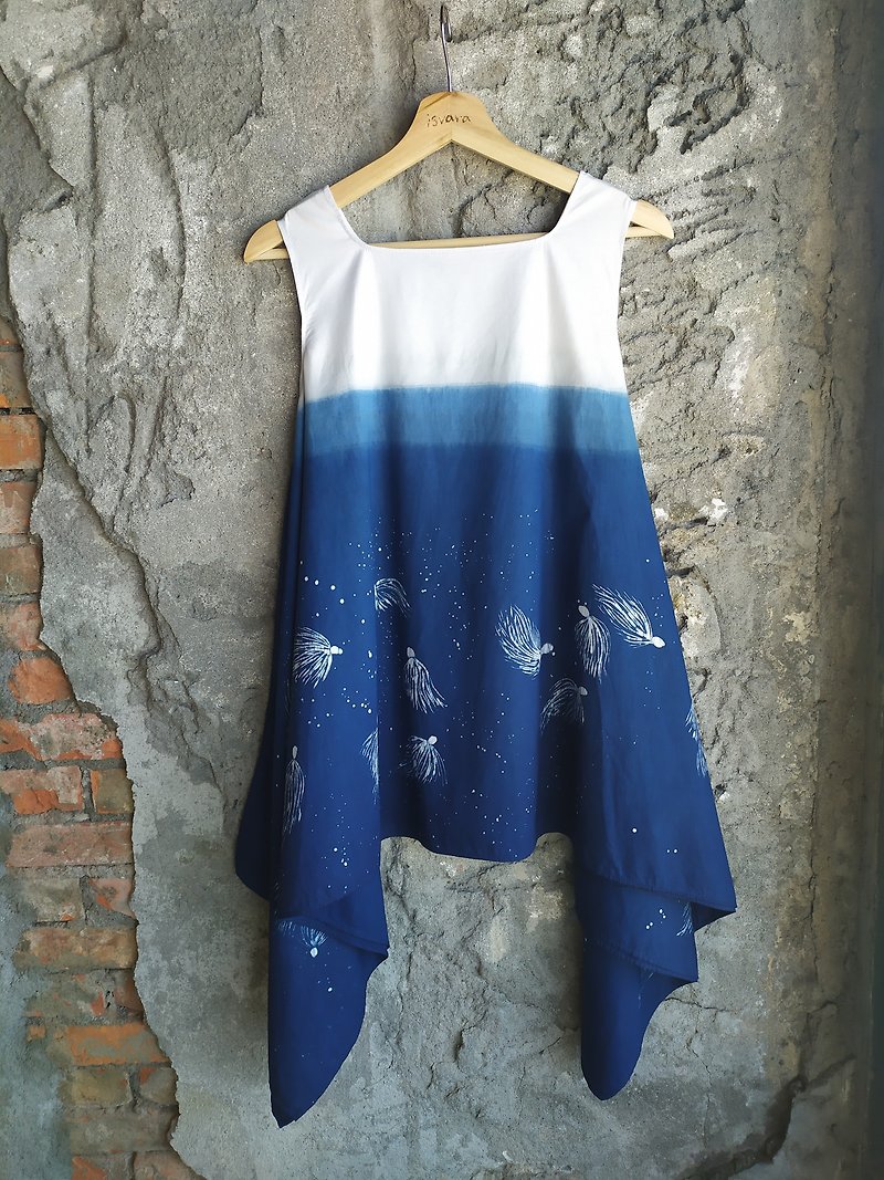 自在染isvara手工藍染蠟染共生魚系列詠魚 - 洋装/连衣裙 - 棉．麻 蓝色