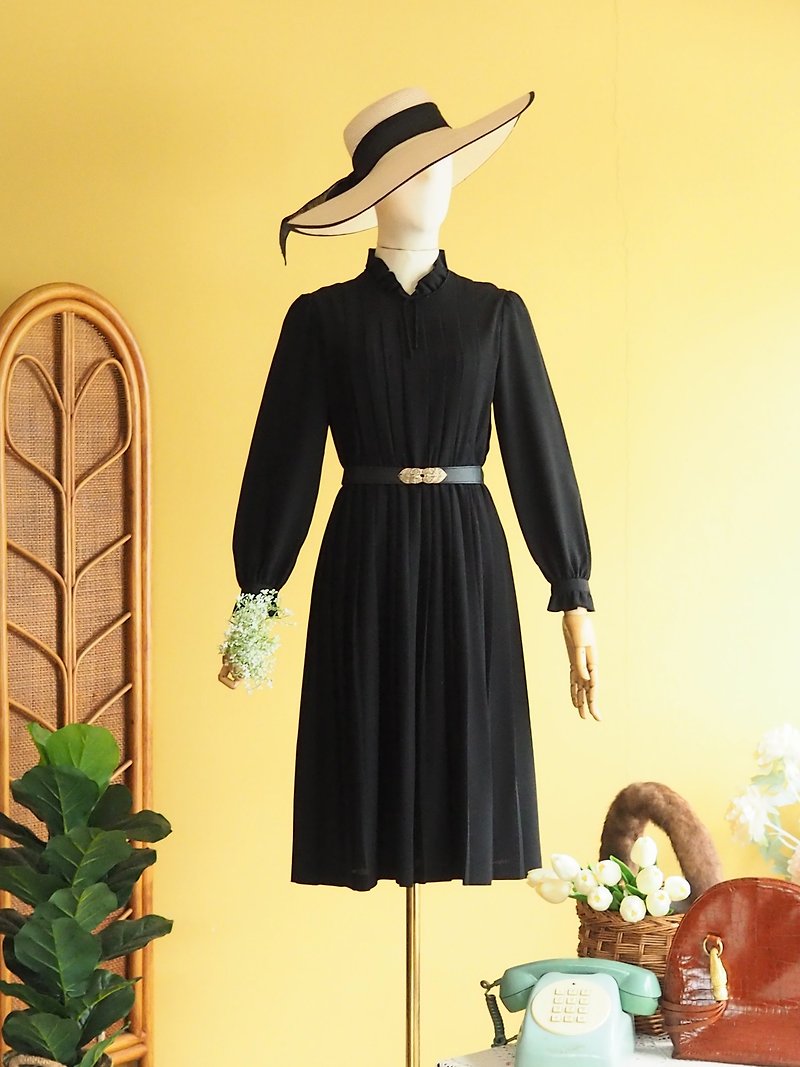 古著洋裝 | Size S |Black with raffle neck pleated skirt - 洋装/连衣裙 - 聚酯纤维 黑色