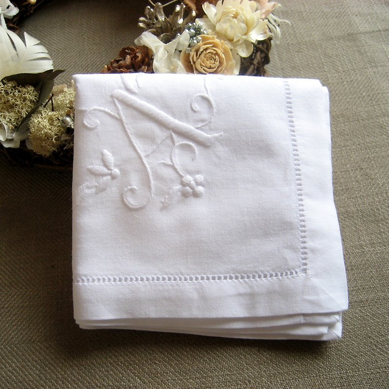 手刺繍イニシャルハンカチ　ホワイトA - 手帕/方巾 - 棉．麻 白色
