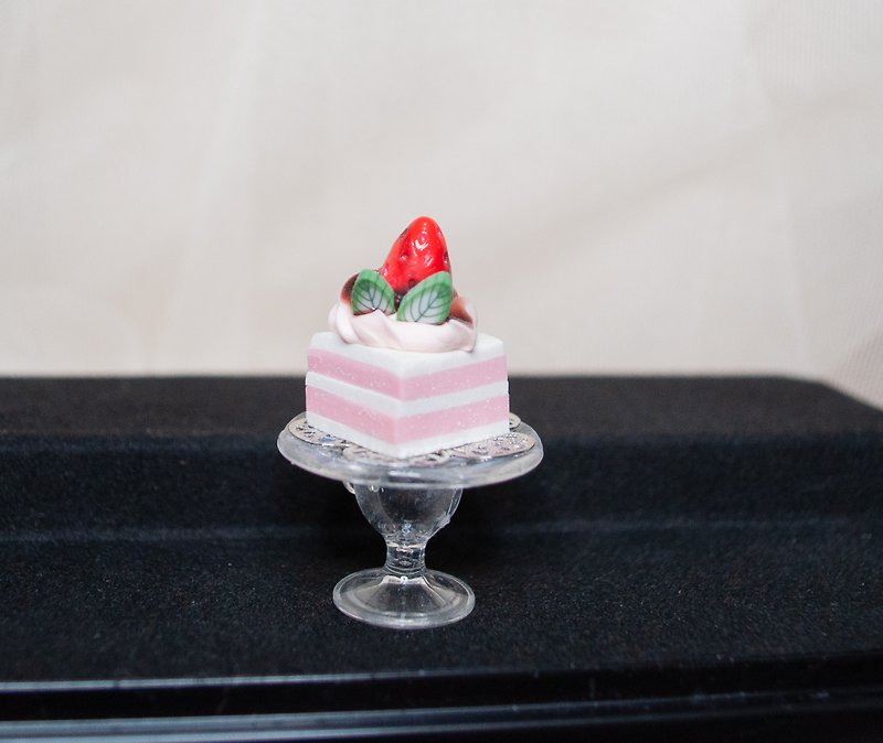 【生活日常】袖珍高脚盘手工蛋糕・鲜奶油草莓夹层方型软陶模型 - 摆饰 - 粘土 