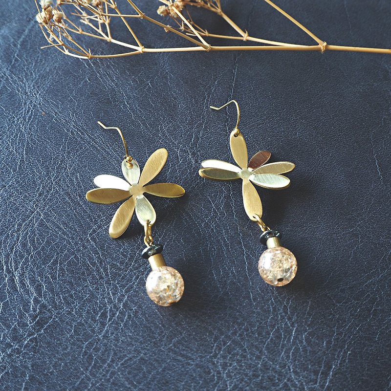 3d flower earrings with yellow ice quartz (brass hand made) - 耳环/耳夹 - 铜/黄铜 金色