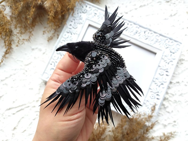Raven brooch. Embroidery black raven pin. - 胸针 - 其他材质 黑色