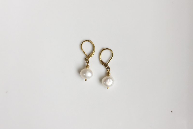 白珍珠 简约黄铜造型耳环 - 耳环/耳夹 - 其他金属 白色