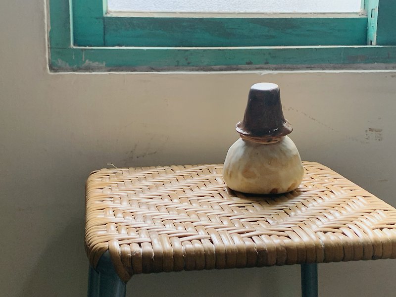 戴咖啡色帽子的阿丑肉包陶瓶 - 花瓶/陶器 - 陶 白色
