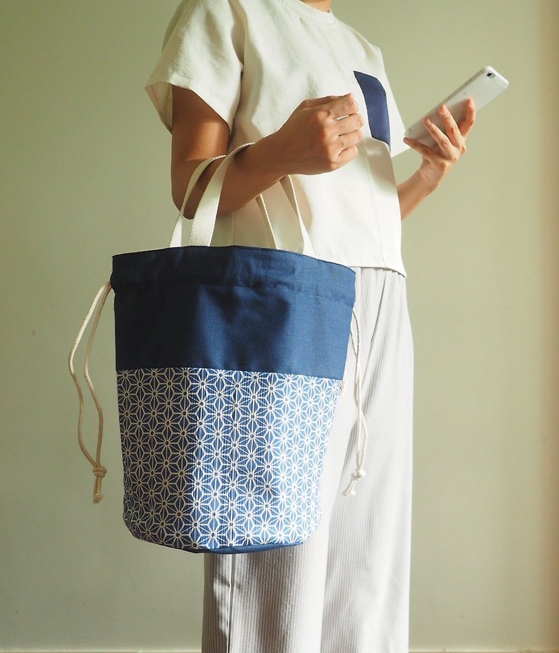 原创手工缝制托特侧肩包帆布水桶包 日本和风简约蓝白几何图案 - 侧背包/斜挎包 - 棉．麻 蓝色