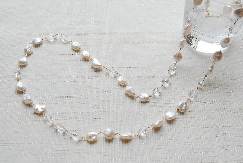 いびつな形のパールと水晶のロングネックレス１４kgf - 长链 - 珍珠 白色