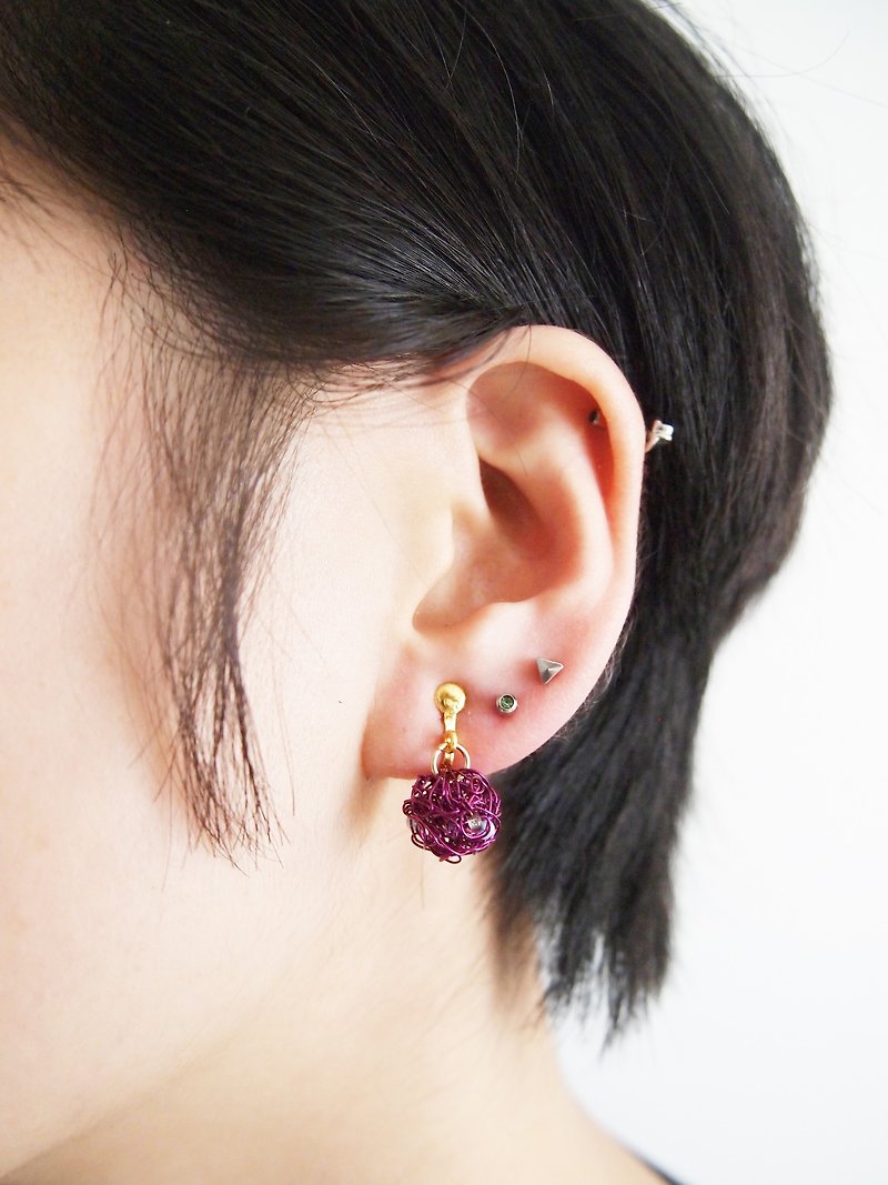 ME039人手编织洒红色铜线配海蓝色珠圆妙夹式耳环 - 耳环/耳夹 - 其他材质 紫色