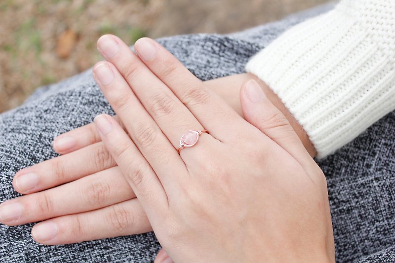 10月诞生石 - 粉晶樱花玫瑰金铜线戒指 - 戒指 - 宝石 粉红色