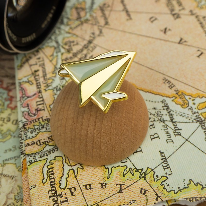 Paper Plane Enamel Pin - 胸针 - 其他金属 金色