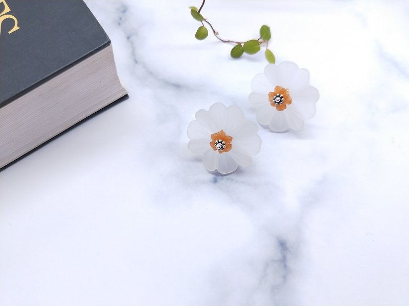 耳环。小雏菊天然雾面白水晶花瓣*纯银耳针*耳环 - 耳环/耳夹 - 宝石 白色