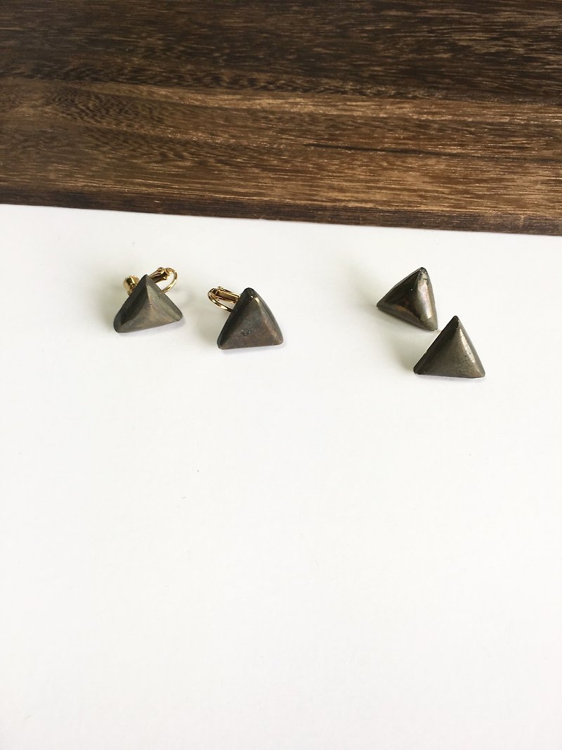 Pyrite simple earring - 耳环/耳夹 - 石头 黑色