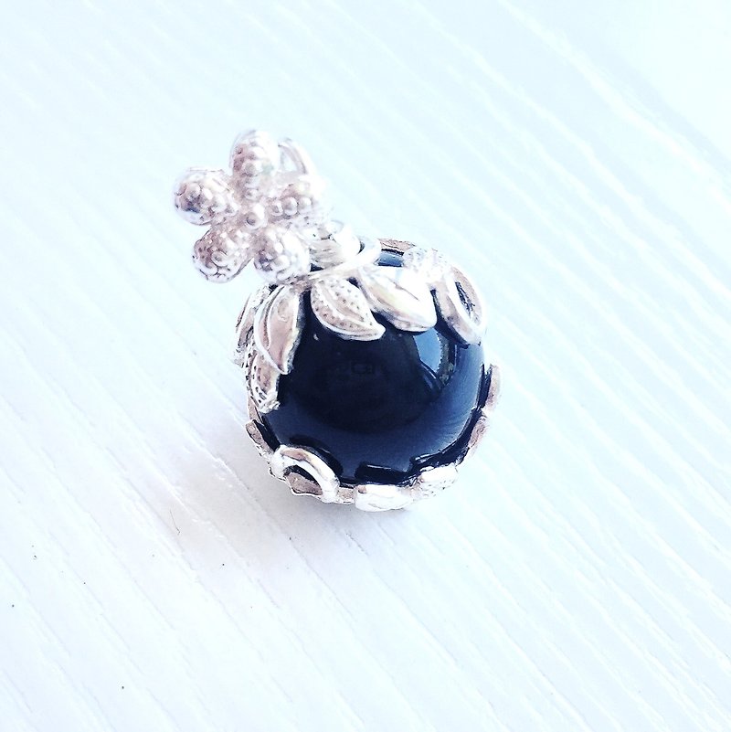 BLOSSOM 花儿 - 限量黑玛瑙纯银手工坠子 - 项链 - 其他材质 黑色