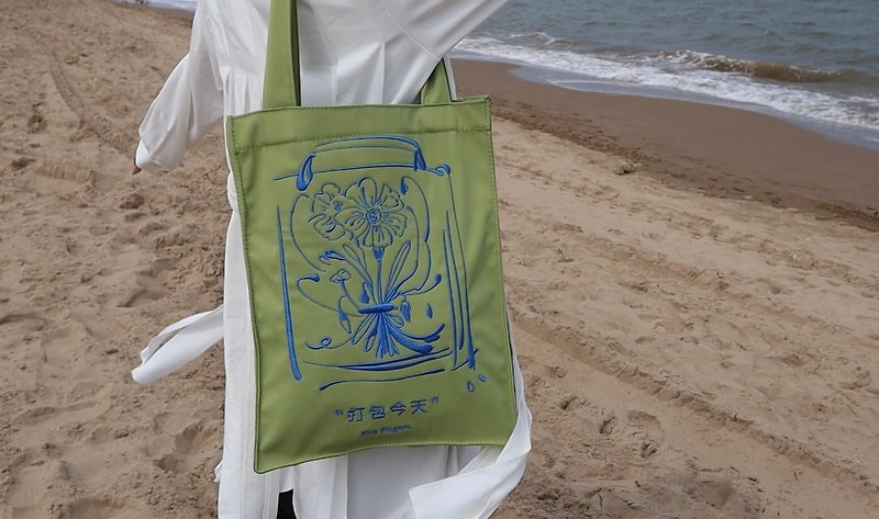 琉璃苣 花束绿色布袋 插画刺绣单肩包托特包 防水斜纹布 - 手提包/手提袋 - 其他材质 绿色
