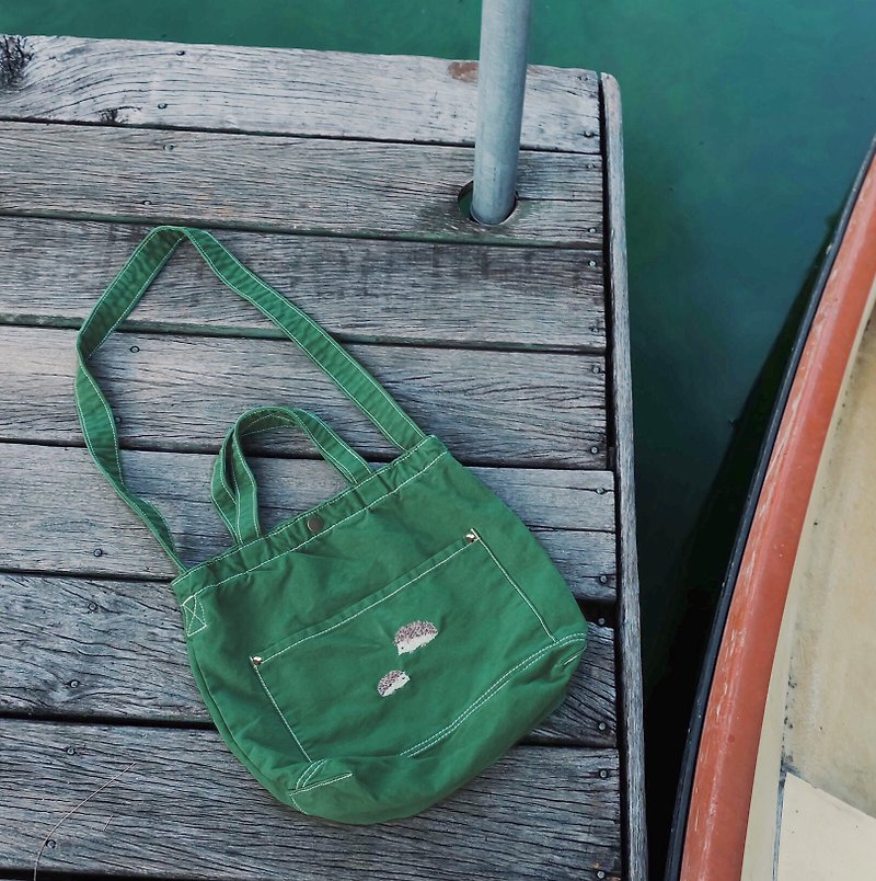 Hedgehog Embroidery - Canvas Crossbody Bag : Dark Green - 手提包/手提袋 - 棉．麻 绿色
