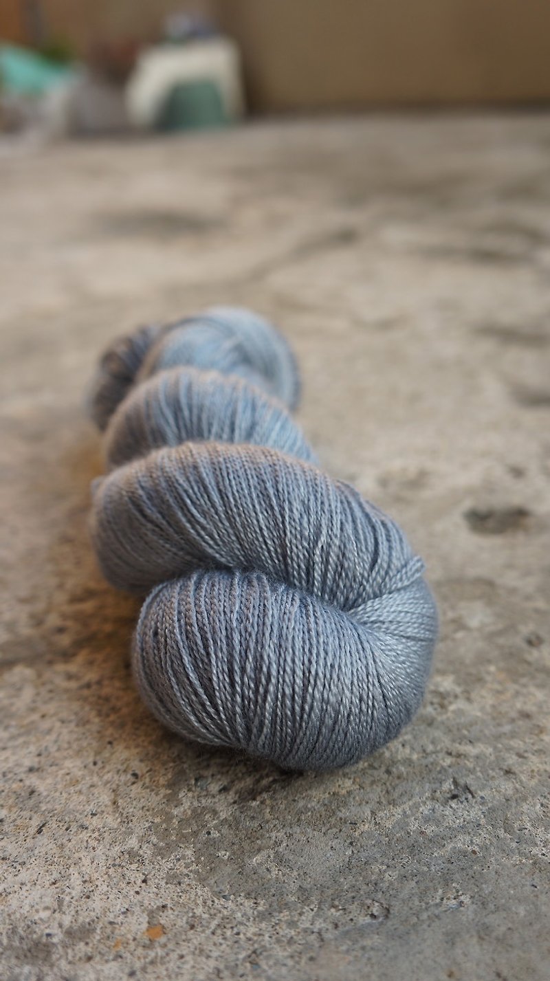 手染蕾丝线。蓝灰 (55 BFL/45 Silk) - 编织/刺绣/羊毛毡/裁缝 - 丝．绢 
