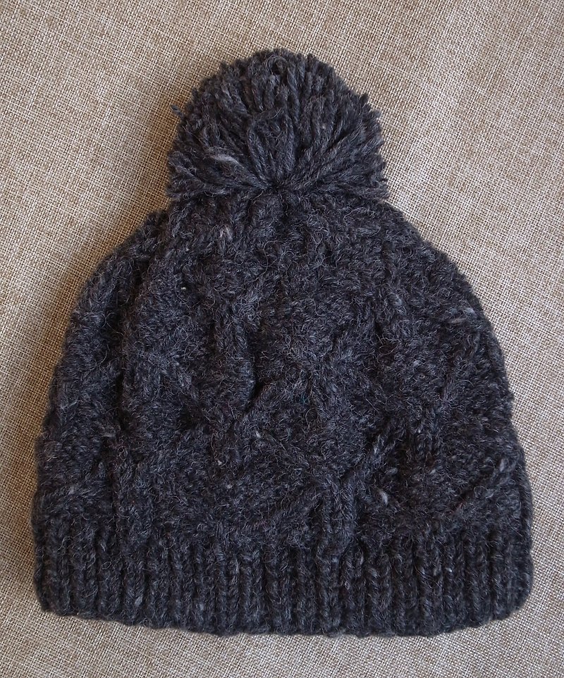 【乐拍子】纯羊毛手编毛帽Handmade in Nepal（毛球 球球 立体编织 深灰 灰黑） - 帽子 - 羊毛 白色