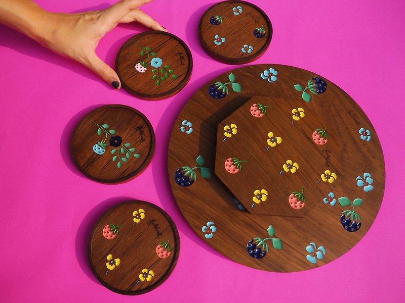 Strawberry Pansies Teak Trays and Coasters Set - 浅碟/小碟子 - 木头 咖啡色