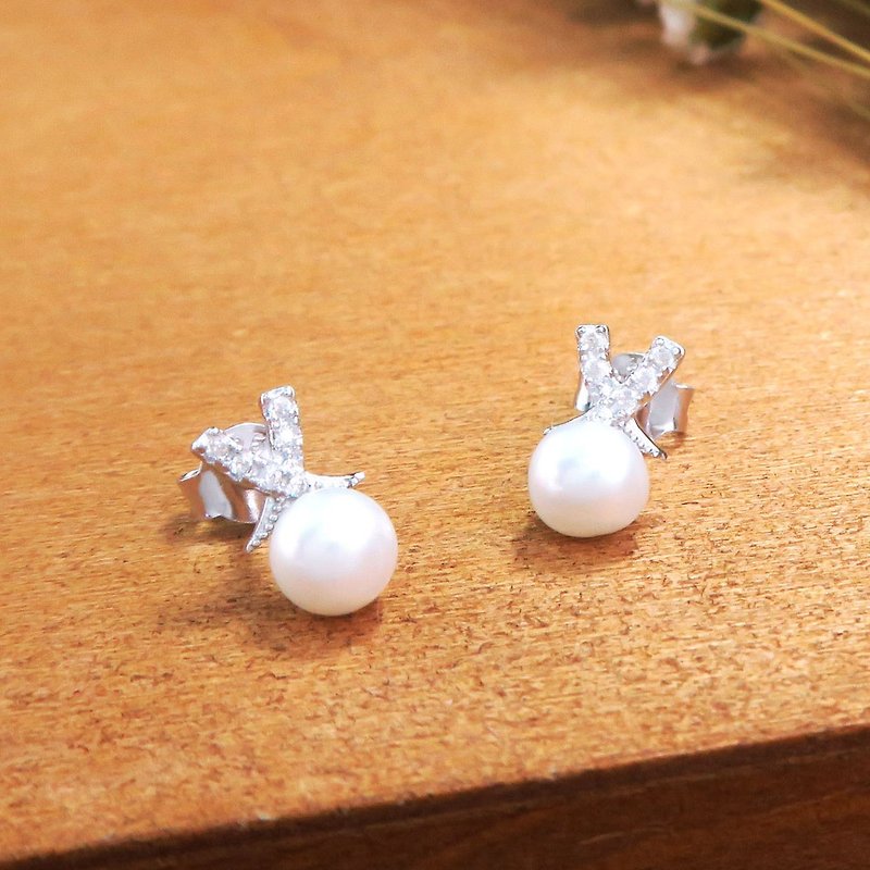 缎带缀珍珠 纯银耳环 (白K金色款) - 耳环/耳夹 - 纯银 银色