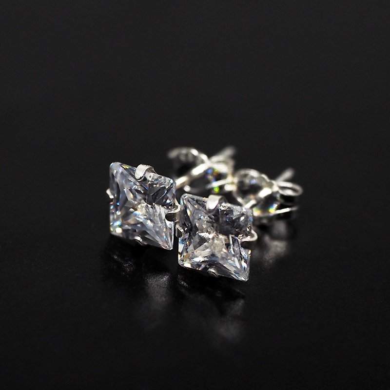 White Diamond Stimulants Crystal Stud Earrings, Sterling Silver, Square Shape - 耳环/耳夹 - 其他金属 白色