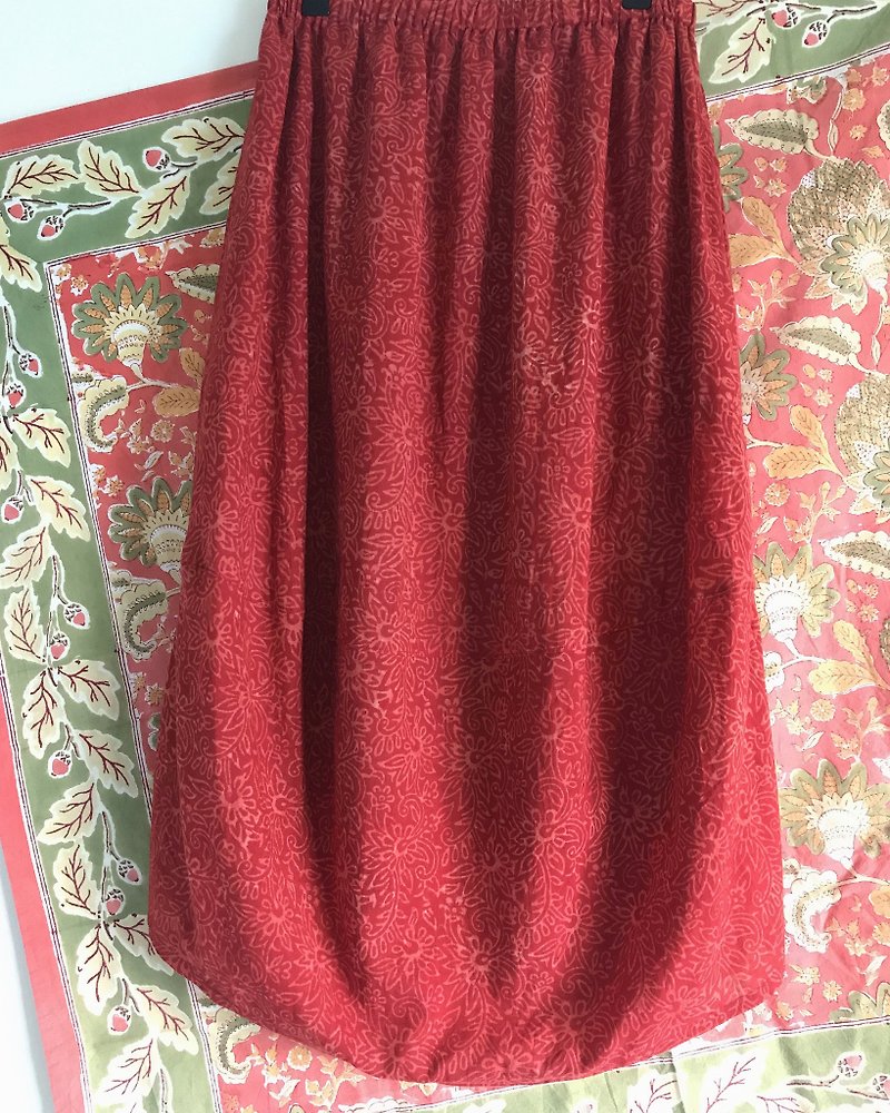 木刻印染 天然植物染 茧型剪接裙 陌生的表情 - 裙子 - 棉．麻 红色