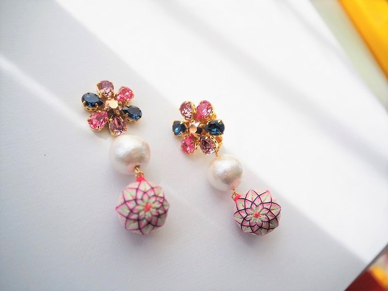 tachibanaya Daisy Pearl swarovski Japanese TEMARI earrings flower pink - 耳环/耳夹 - 其他金属 粉红色