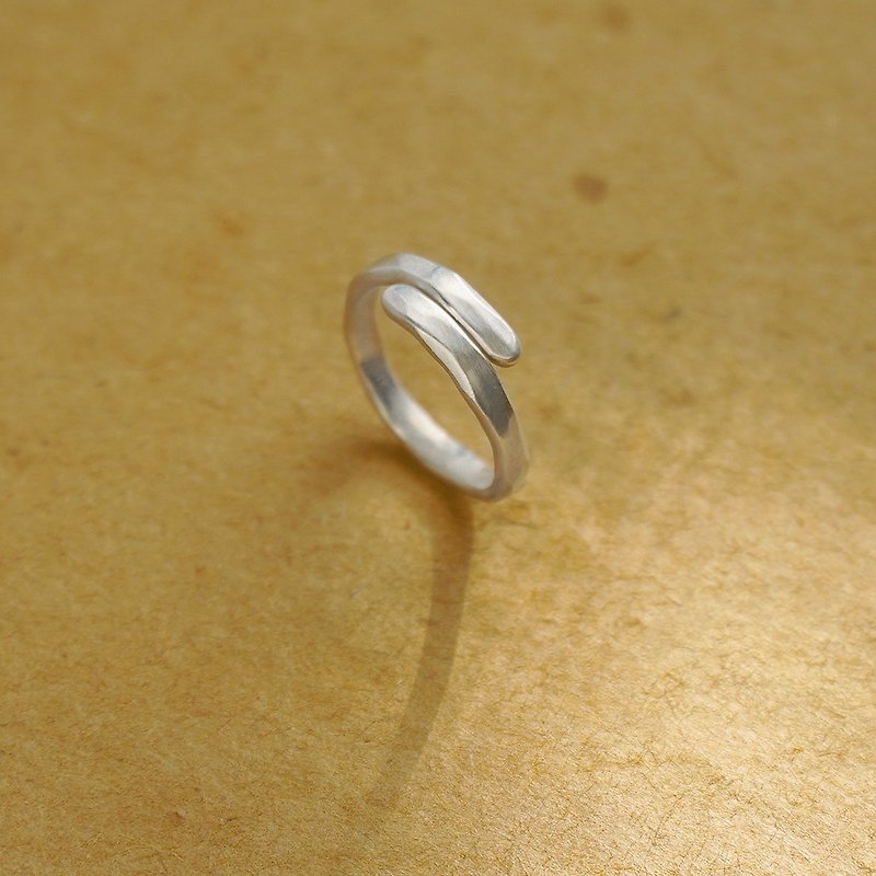 格外品出清 纯银锻敲戒指 国际戒围 #5半 - 戒指 - 银 银色