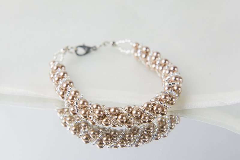 Pearl twisty swarovski pearl bracelet, 7.5 inches and 2 inches chain - 手链/手环 - 珍珠 金色