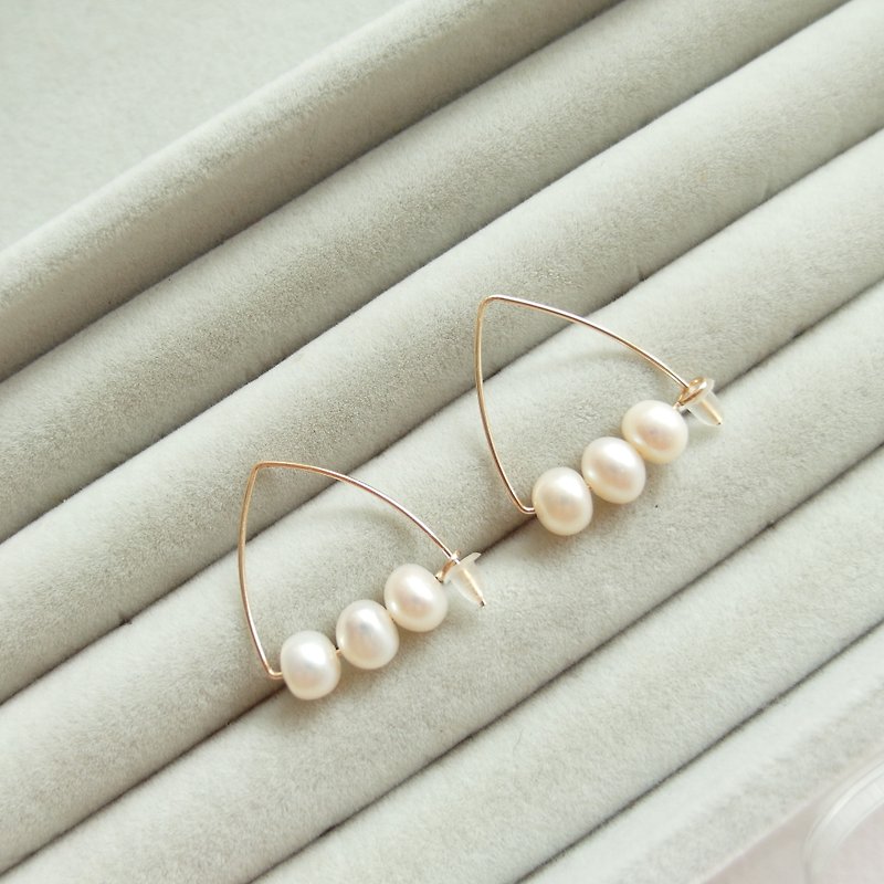 天然淡水珍珠14K包金三角耳环 - 耳环/耳夹 - 宝石 白色