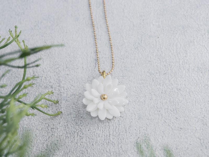 Mum ~ white porcelain flower pendant ~ size S - 项链 - 陶 白色