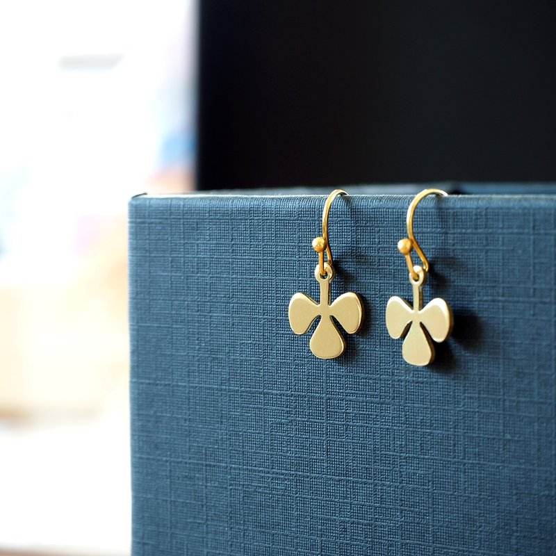 3 leaves clover brass earrings (Handmade) - 耳环/耳夹 - 铜/黄铜 金色