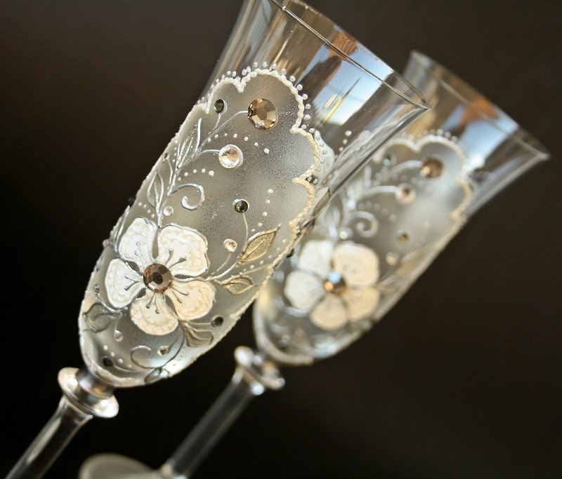 Wedding Champagne Glasses White Flowers Swarovski Crystals Hand Painted set of 2 - 酒杯/酒器 - 玻璃 银色