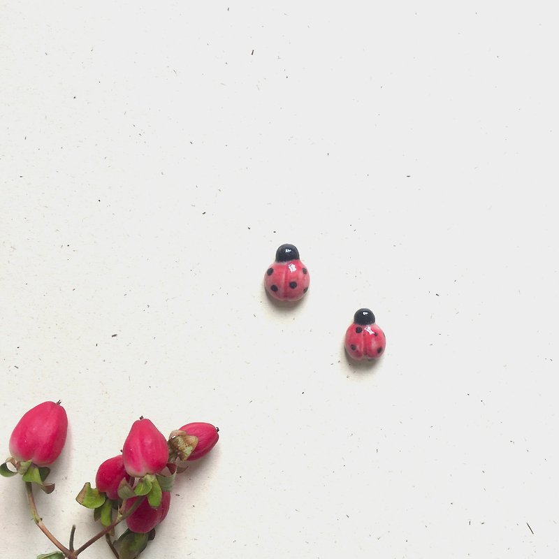 甲虫耳环 - 耳环/耳夹 - 瓷 红色