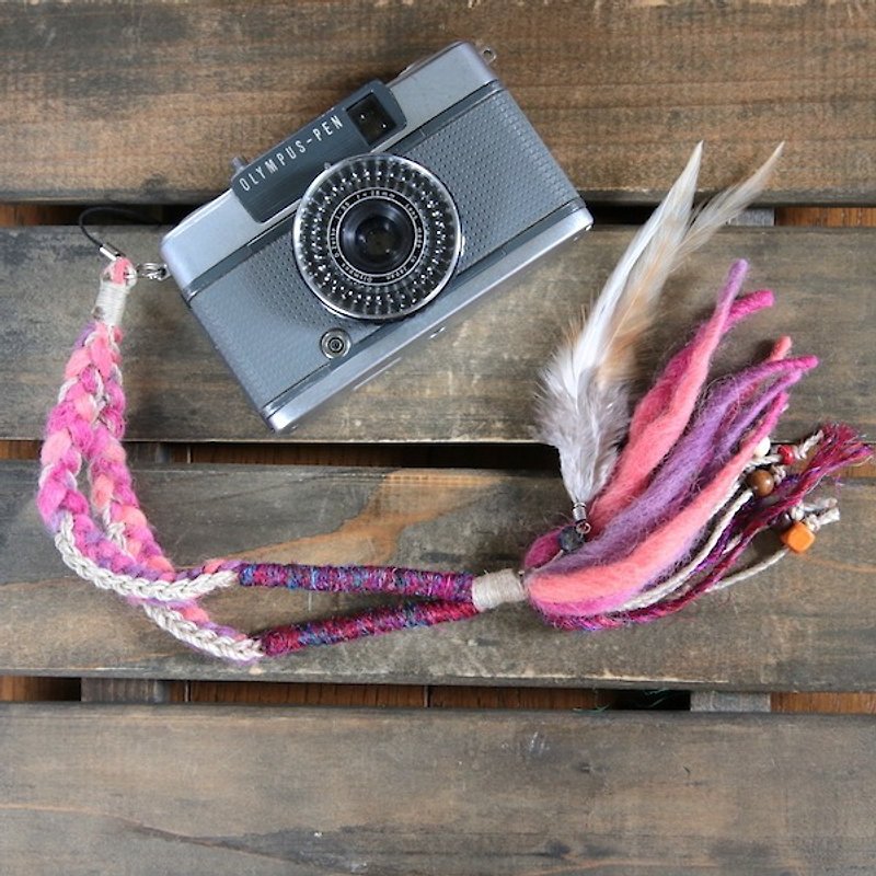 羽飾り・ウッドビーズ付き麻とニットのハンドストラップpink - 相机 - 棉．麻 粉红色