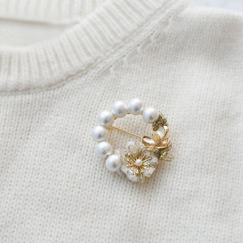 パールと小花のリースブローチ/アンティークホワイト - 胸针 - 棉．麻 白色