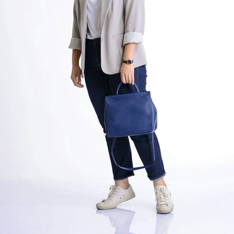 Primm Leather Back Zipper Bag in Navy Color - 侧背包/斜挎包 - 真皮 蓝色