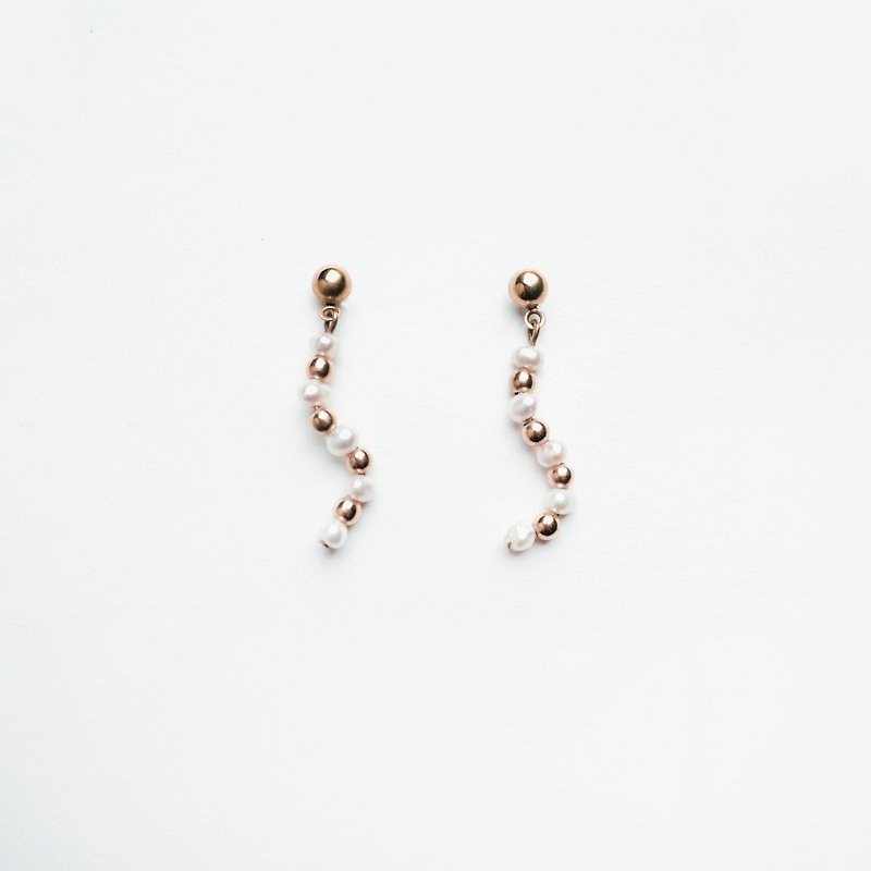 珍珠绸缎耳环 (曲) - Pearl Satin earrings (curve) - 耳环/耳夹 - 珍珠 金色