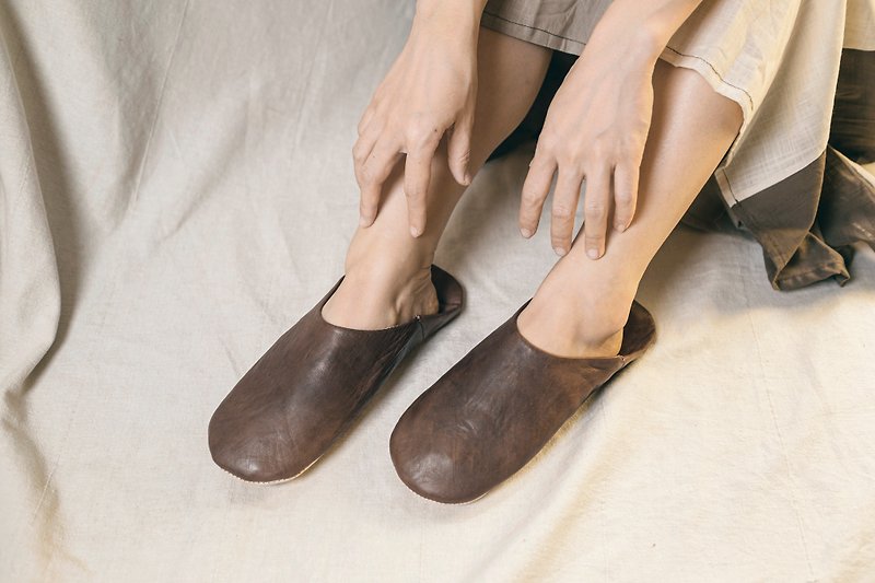 【Babouche 手工鞋】深邃棕 - 圆 / 摩洛哥 - 室内拖鞋 - 真皮 咖啡色