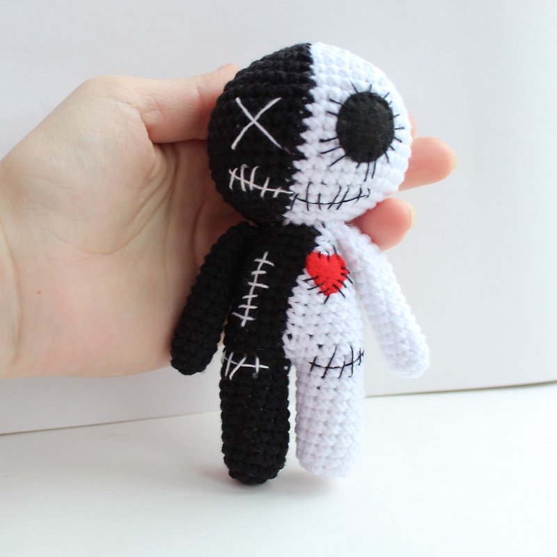half black and half white Voodoo doll, Voodoo doll keychain, Voodoo doll keyring - 玩偶/公仔 - 羊毛 黑色